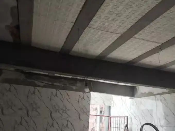 Antes do rebaixamento de teto: laje com vigas e lajotas aparentes