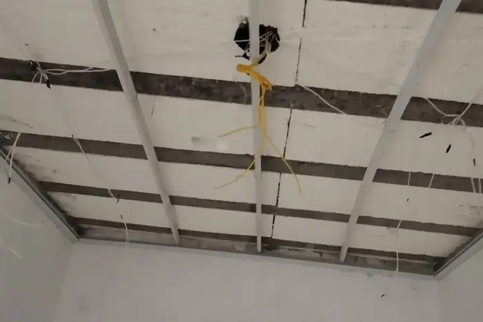 Estrutura de perfis e tirantes fixada no teto antes do encaixe das réguas do forro de PVC