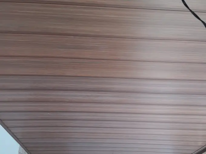 Forro de PVC amadeirado em tom escuro instalado em área gourmet