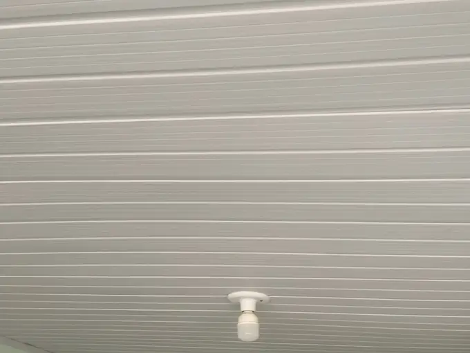 Forro de PVC branco instalado em cômodo residencial, com ponto de luz central