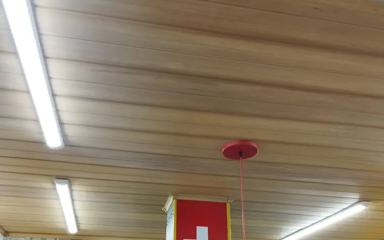 Forro de PVC amadeirado em loja de Salvador, com luminárias lineares embutidas